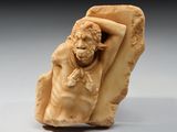 une image représentant une sculpture d'un homme assis sur une chaise