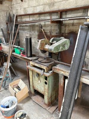 une machine qui se trouve dans une pièce où il y a beaucoup d'outils