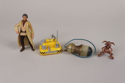 une figurine représentant un homme armé, à côté d'un chien en jouet