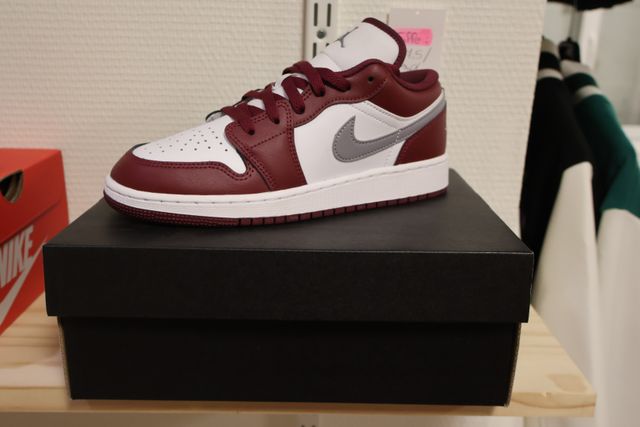 NIKE Air – Paire de basquets AIR JORDAN 1 LOW GS. Taille : 37.5. ...