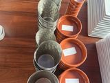 une table sur laquelle sont posées de nombreuses tasses et assiettes