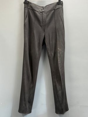 un pantalon gris accroché à un mur blanc