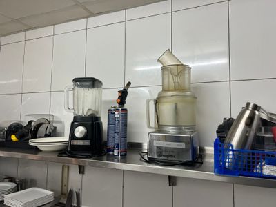 Il y a de nombreux appareils électroménagers différents sur le plan de travail de cette cuisine