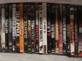 beaucoup de DVD empilés les uns sur les autres sur une étagère