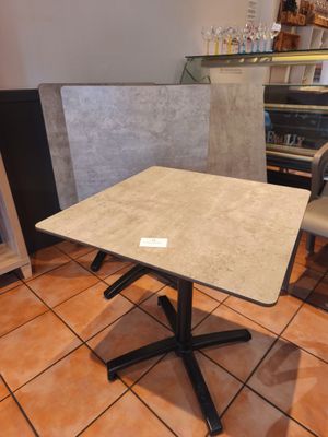 une table et des chaises dans une pièce carrelée