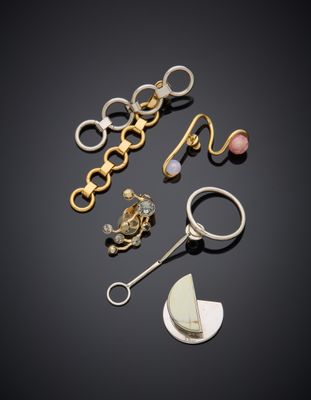 Plusieurs types de bijoux sont disposés sur une surface noire