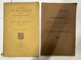 Deux livres sont posés sur une table recouverte d'une nappe blanche.