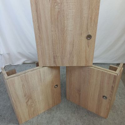 trois morceaux de bois posés par terre les uns à côté des autres