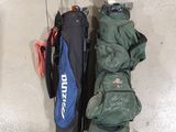 une personne debout à côté d'une pile de bagages
