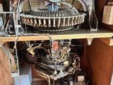 une machine qui se trouve sur une étagère dans une pièce