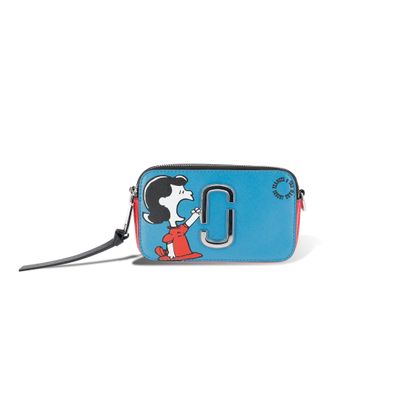 un petit sac à main bleu orné d'un personnage de dessin animé
