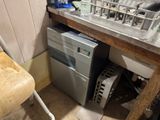 un lave-linge et un sèche-linge dans le coin d'une pièce