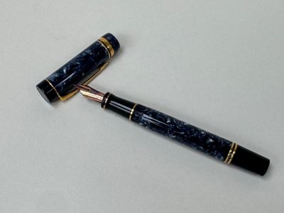 un stylo posé sur une table