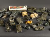 un tas de jouets militaires posés sur une surface noire