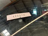 a sticker on the windshield of a car that says viauto