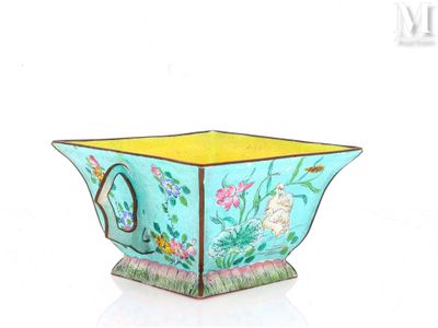 un bol bleu et jaune orné de fleurs et d'oiseaux