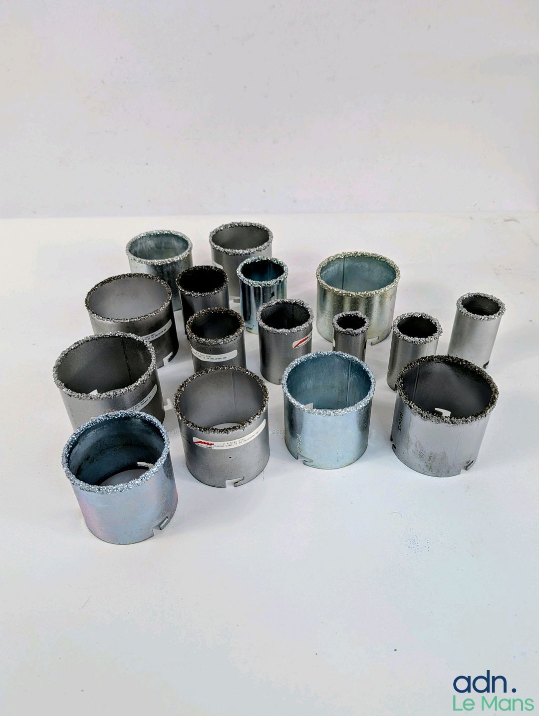 Lot de 16 scies-cloches de tailles diverses.