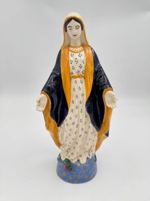 figurine de la Vierge Marie vêtue d'une robe bleue et orange