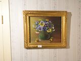 une photo d'un tableau accroché au mur au-dessus des toilettes