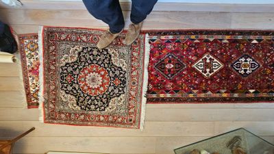 une personne debout sur un tapis au milieu d'une pièce