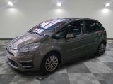 la petite voiture est garée sur le sol en damier du garage
