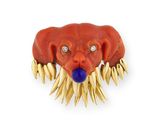 une image montrant un gros plan de la tête d'un chien ornée de pointes