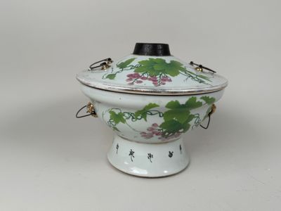un bol blanc et vert orné de fleurs