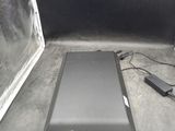 un ordinateur portable posé sur une table dans une pièce