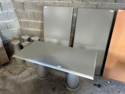 une table placée au milieu d'une pièce
