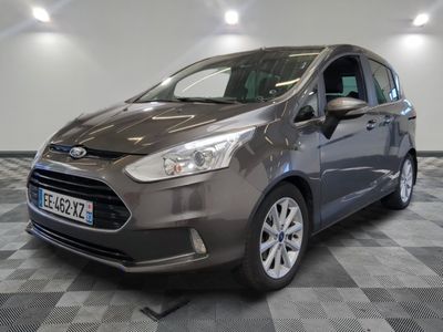 La Ford Fiesta grise est garée sur un sol en carrelage à damier.
