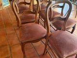 le nombre de chaises alignées dans une pièce