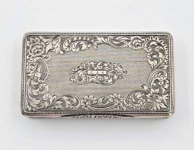 étui à cartes de visite plaqué argent, orné d'un motif floral sur le devant