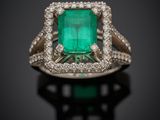 une bague en émeraude et diamant
