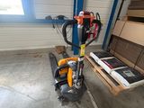 une petite machine qui se trouve dans un garage