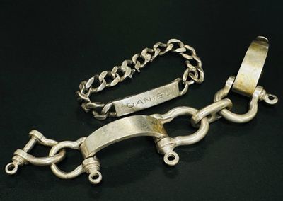 une image représentant un bracelet en argent auquel est attachée une chaîne