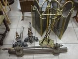 un grand nombre d'objets différents qui se trouvent sur le sol
