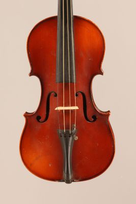 gros plan d'un violon avec un archet sur fond blanc