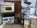 de nombreuses boîtes de nourriture sur le plan de travail de la cuisine