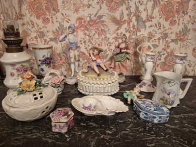 de nombreuses figurines en porcelaine de styles variés exposées sur une table