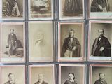 plusieurs vieilles photographies en noir et blanc représentant des hommes et des femmes en tenue de cérémonie