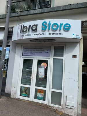 une devanture de magasin avec une enseigne indiquant « Libra Store »