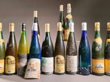 les nombreuses bouteilles de vin alignées sur la table