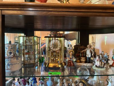 une vitrine en verre sur laquelle sont disposées de nombreuses figurines différentes