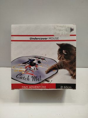 une boîte sur laquelle figure l'image d'un chat jouant avec une souris