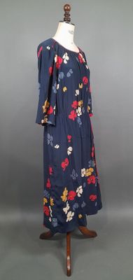 une image d'une robe sur un mannequin