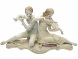 deux figurines représentant un homme et une femme jouant du violon