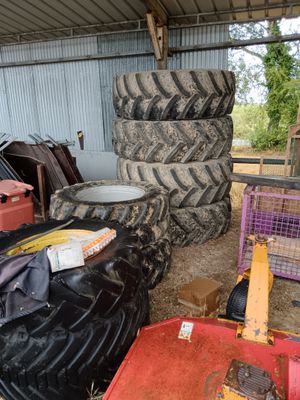 un tas de pneus et d'autres objets dans un hangar