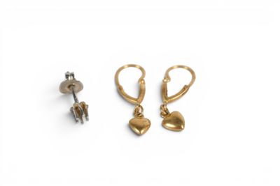 deux paires de boucles d'oreilles en or ornées de pendentifs en forme de cœur