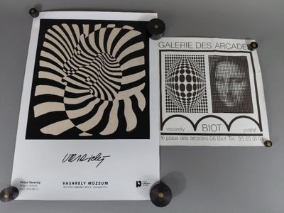 deux affiches accrochées au mur d'une pièce