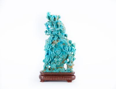 CHINE - XXe siècle Vase couvert en turquoise sculptée de pru…